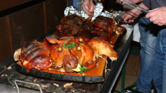Spanferkel essen